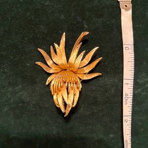 Vintage Trifari gold tone pin